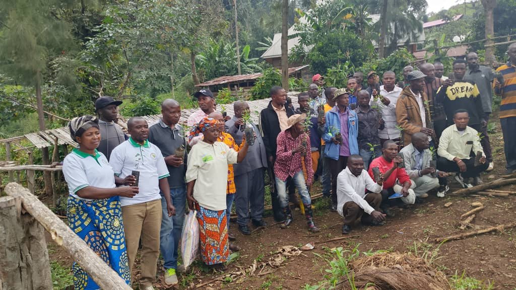 Équipe IRDR avec les communautés lors d'une activité de reboisement